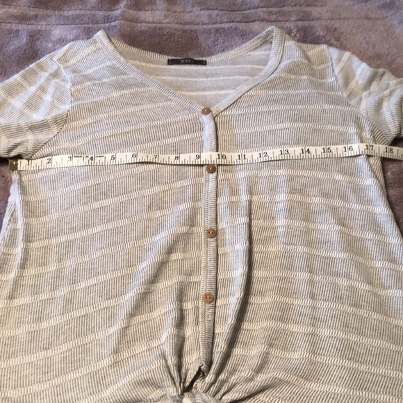 Gyft Woman’s Striped Top. Size Medium. - Picture 7 of 8